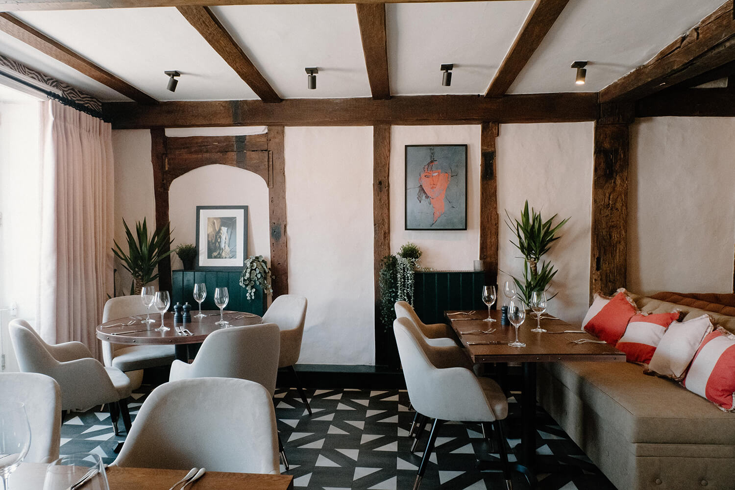 https://tableplacechairs.com/wp-content/uploads/2021/10/THE-GRIFFIN-AMERSHAM-for-web-1.jpg