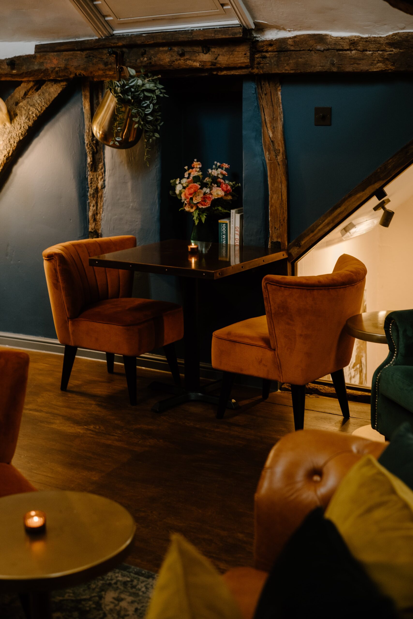 https://tableplacechairs.com/wp-content/uploads/2022/10/THE-GRIFFIN-CLUB-AMERSHAM-5-min-scaled.jpg